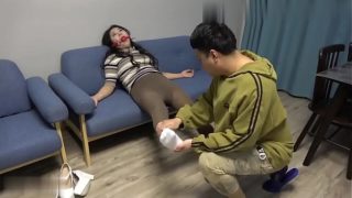 国产剧情《捡尸》性感丝袜妹子被杀手放入柜子里让变态客户拉出来玩SM各种姿势做爱口爆